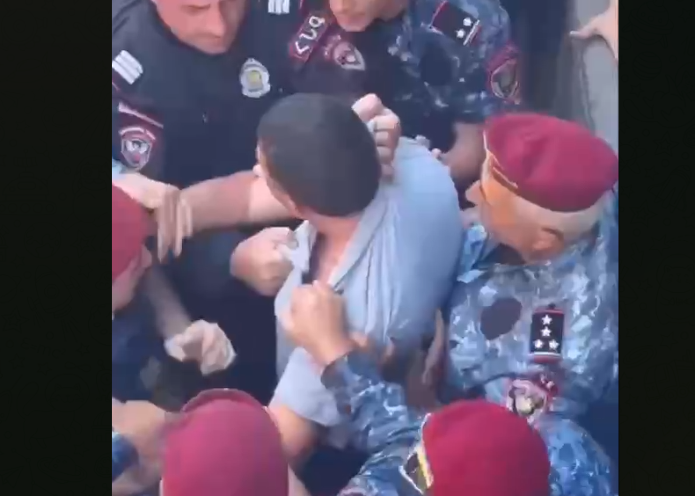 Ermənistanda deputatı döyən polis cəzalandırıldı -VİDEO (YENİLƏNİB)